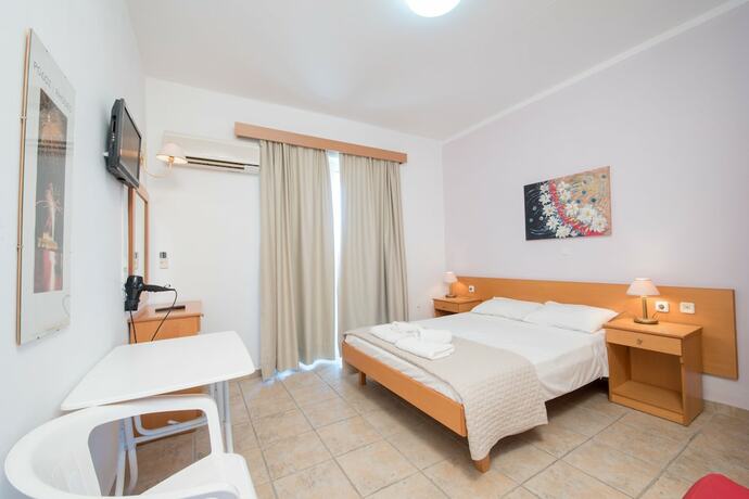 Imagen de la habitación del Hotel Sokrates Studios. Foto 16