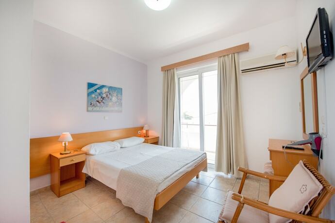 Imagen de la habitación del Hotel Sokrates Studios. Foto 19