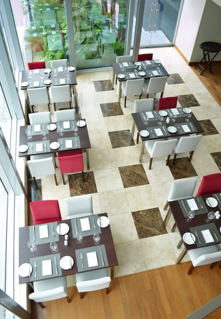 Imagen del bar/restaurante del Hotel Sol De Oro and Suites. Foto 4