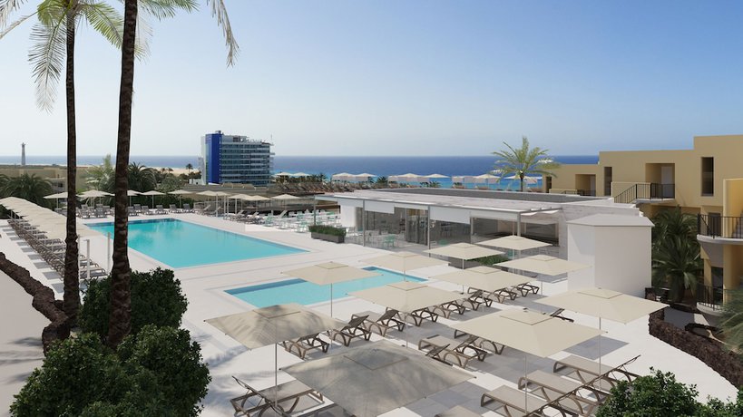 Imagen de la piscina del Hotel Sol Fuerteventura Jandía All Suites. Foto 16