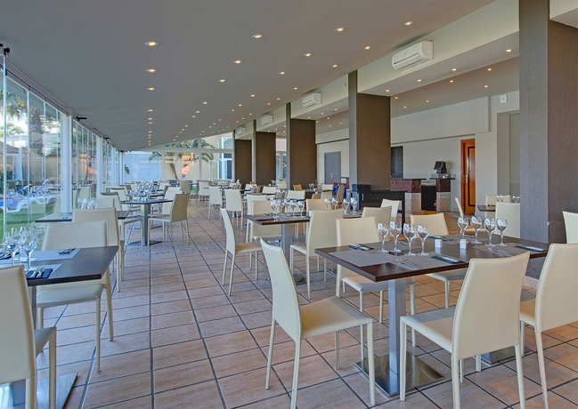 Imagen del bar/restaurante del Hotel Sol Guadalmar. Foto 5