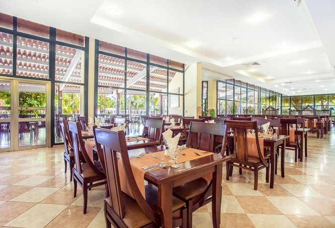 Imagen del bar/restaurante del Hotel Sol Hicacos Varadero. Foto 2