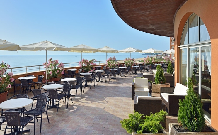 Imagen de la habitación del Hotel Sol Luna Bay Resort. Foto 8