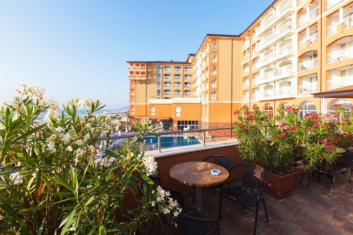 Imagen de la piscina del Hotel Sol Luna Bay Resort. Foto 15