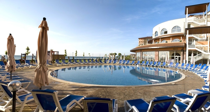 Imagen de la piscina del Hotel Sol Luna Bay Resort. Foto 16