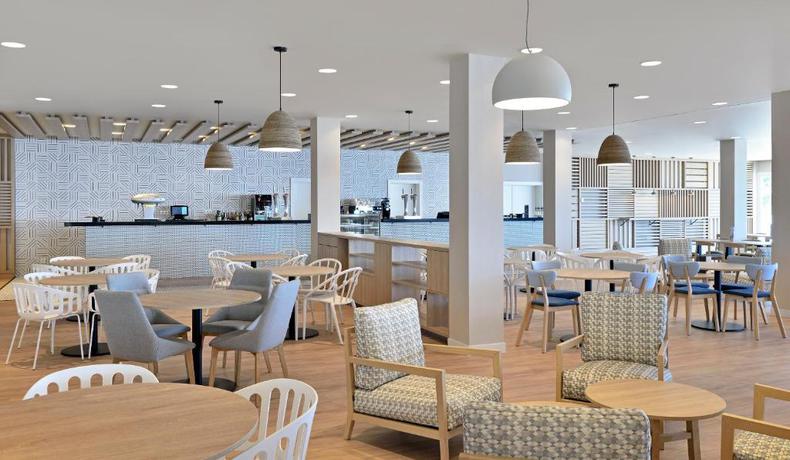 Imagen del bar/restaurante del Hotel Sol Marbella Estepona Atalaya Park. Foto 2