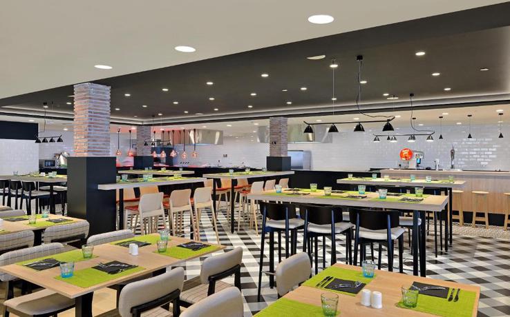 Imagen del bar/restaurante del Hotel Sol Marbella Estepona Atalaya Park. Foto 3