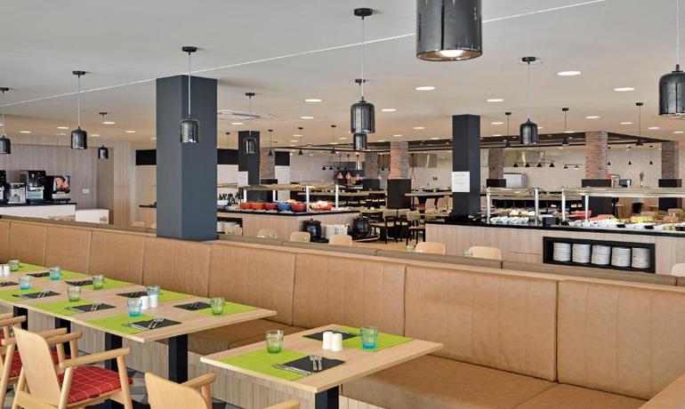 Imagen del bar/restaurante del Hotel Sol Marbella Estepona Atalaya Park. Foto 4