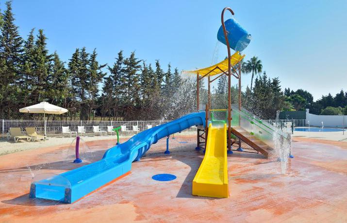 Imagen de los exteriores del Hotel Sol Marbella Estepona Atalaya Park. Foto 13