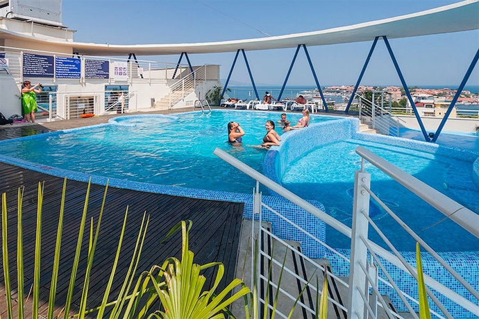 Imagen de la piscina del Hotel Sol Marina Palace. Foto 14