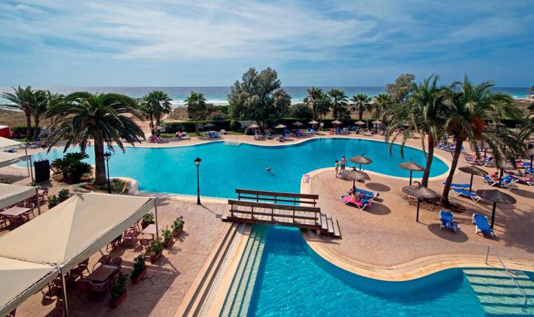 Imagen de la piscina del Hotel Sol Milanos Pingüinos. Foto 12