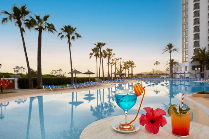 Imagen de la piscina del Hotel Sol Milanos Pingüinos. Foto 13