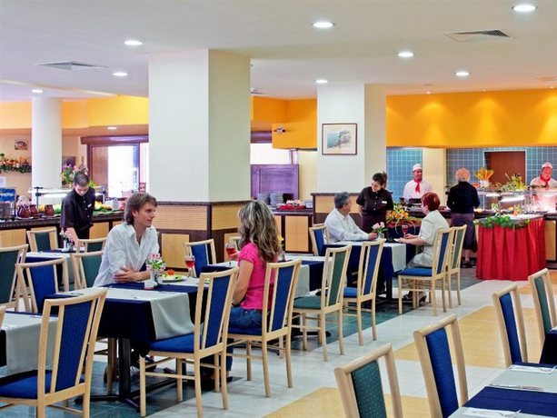 Imagen del bar/restaurante del Hotel Sol Nessebar Bay and Sol Nessebar Mare. Foto 12