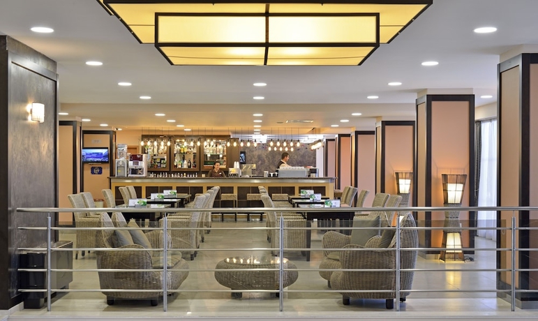 Imagen del bar/restaurante del Hotel Sol Nessebar Mare. Foto 2