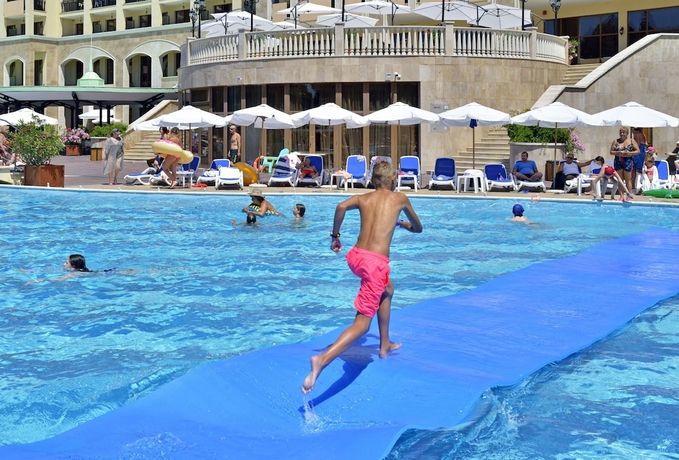 Imagen de la piscina del Hotel Sol Nessebar Mare. Foto 15