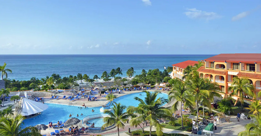Imagen de la piscina del Hotel Sol Rio De Luna y Mares. Foto 7