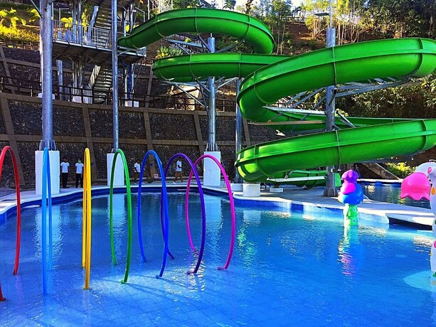 Imagen de la piscina del Hotel Sol Y Viento Mountain Hot Springs Resort. Foto 38