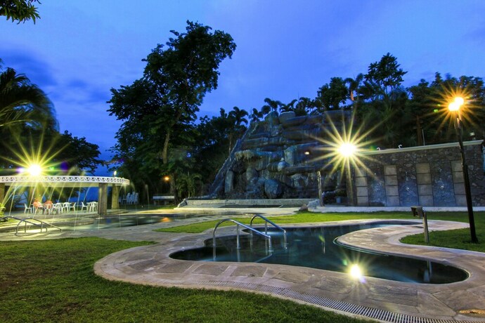 Imagen de la piscina del Hotel Sol Y Viento Mountain Hot Springs Resort. Foto 40