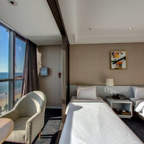 Imagen de la habitación del Hotel Solaire. Foto 18