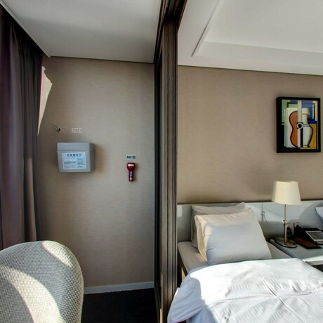 Imagen de la habitación del Hotel Solaire. Foto 31