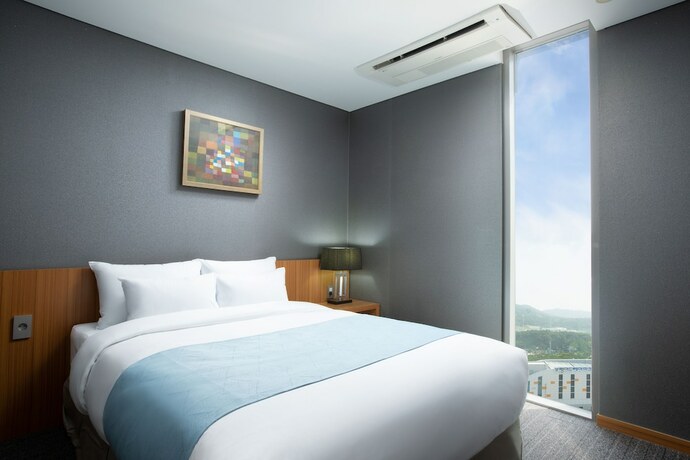 Imagen de la habitación del Hotel Solaire. Foto 35