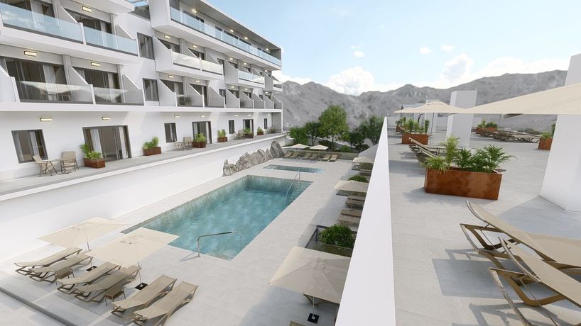 Imagen de la piscina del Hotel Solana Premium Apartments. Foto 20