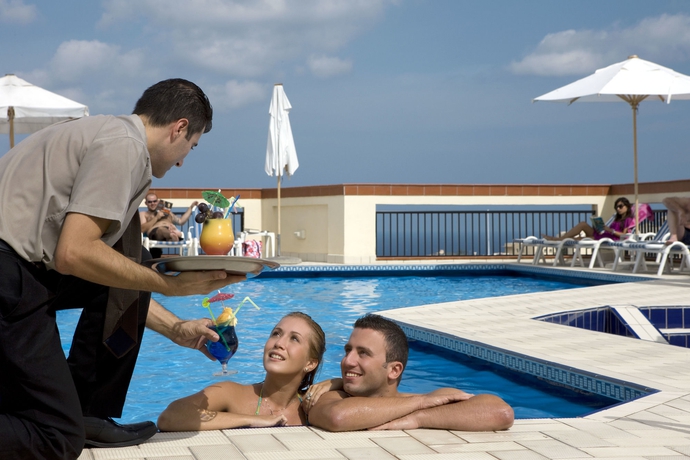 Imagen de la piscina del Hotel Solana and Spa. Foto 15