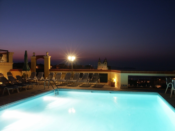 Imagen de la piscina del Hotel Solana and Spa. Foto 16