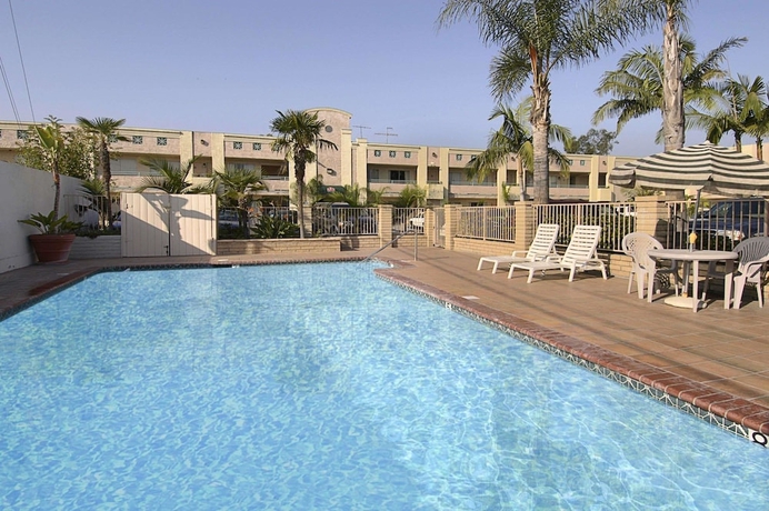 Imagen de la piscina del Hotel Solara Inn and Suites. Foto 16