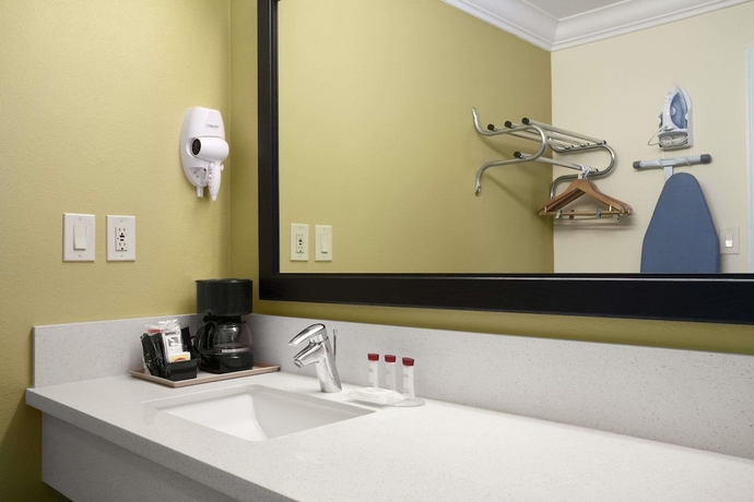 Imagen de la habitación del Hotel Solara Inn and Suites. Foto 11