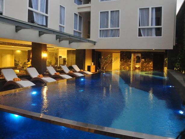 Imagen de la piscina del Hotel Solaris Kuta Bali. Foto 10