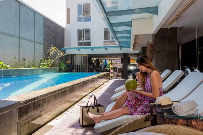 Imagen de la piscina del Hotel Solaris Kuta Bali. Foto 11