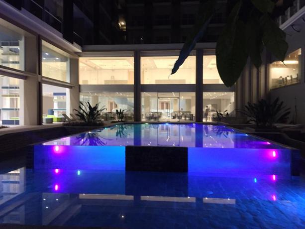 Imagen de la piscina del Hotel Solea Palm Resort Mactan. Foto 20