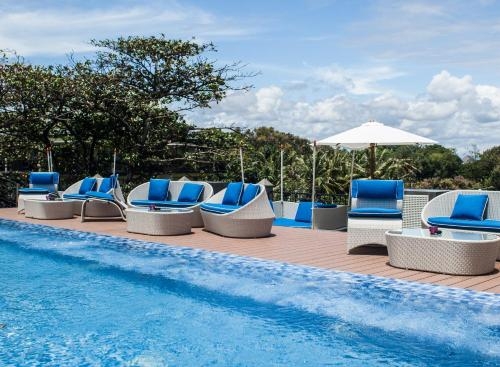 Imagen de la piscina del Hotel Solia Legian Bali. Foto 17