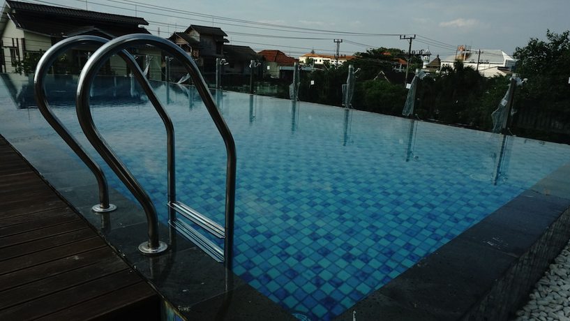Imagen de la piscina del Hotel Solia Yosodipuro Solo. Foto 16