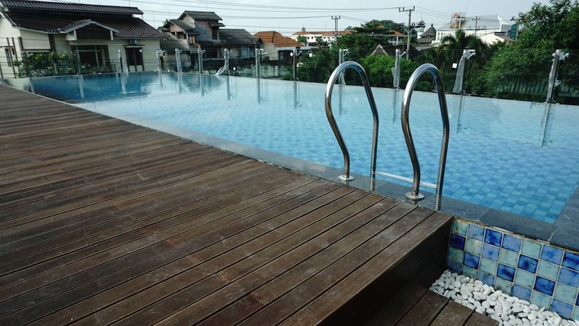 Imagen de la piscina del Hotel Solia Yosodipuro Solo. Foto 17