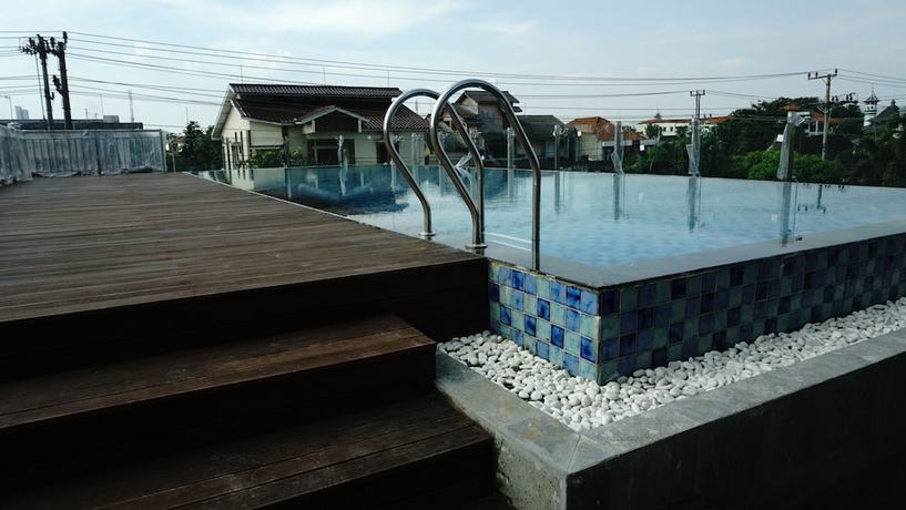 Imagen de la piscina del Hotel Solia Yosodipuro Solo. Foto 18