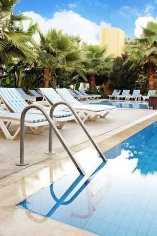 Imagen de la piscina del Hotel Solim. Foto 16