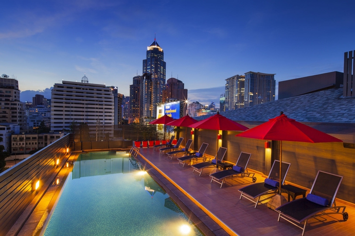 Imagen de la piscina del Hotel Solo Sukhumvit 2. Foto 15