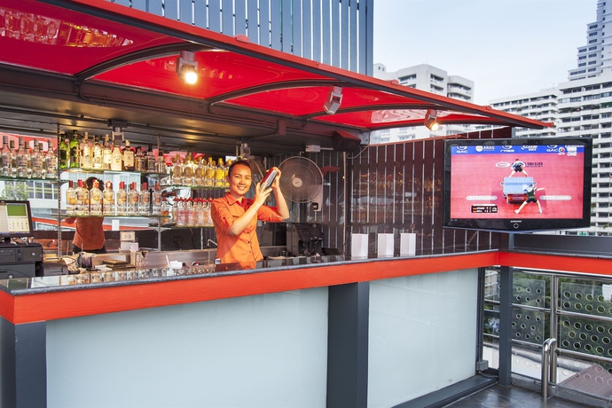 Imagen de la piscina del Hotel Solo Sukhumvit 2. Foto 16