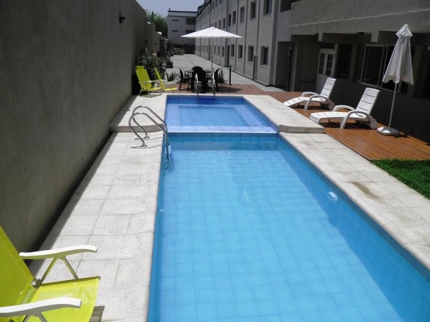 Imagen de la piscina del Hotel Soltigua Apart Mendoza. Foto 15