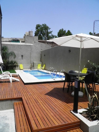 Imagen de la piscina del Hotel Soltigua Apart Mendoza. Foto 16