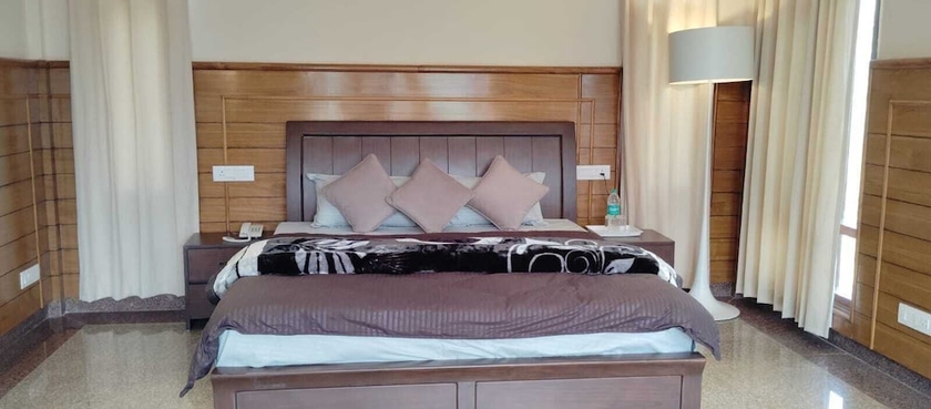 Imagen de la habitación del Hotel Som Kunj Circuit House. Foto 13