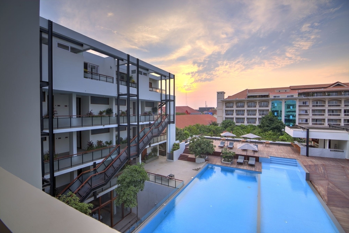 Imagen de la piscina del Hotel Somadevi Angkor Boutique and Resort. Foto 15