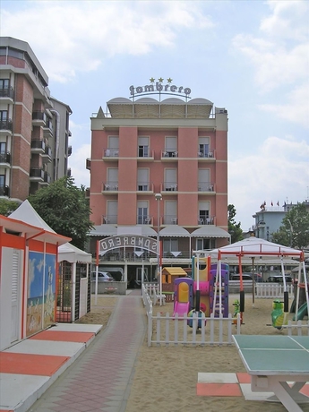 Imagen de los exteriores del Hotel Sombrero. Foto 11