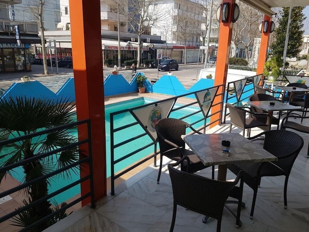 Imagen de los exteriores del Hotel Sombrero. Foto 12