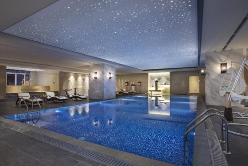 Imagen de la piscina del Hotel Somerset Grand Central Dalian. Foto 10
