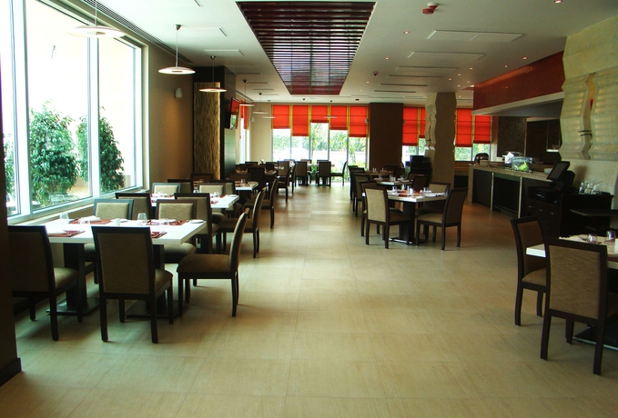 Imagen del bar/restaurante del Hotel Somerset Greenways Chennai. Foto 3