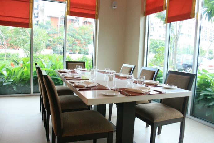 Imagen del bar/restaurante del Hotel Somerset Greenways Chennai. Foto 7