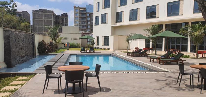 Imagen de la piscina del Hotel Somerset Westview Nairobi. Foto 13